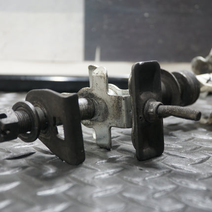 2001-2006 Suzuki GSX600F Katana Rear Wheel Spindle Axle B071 w/ Adjusters