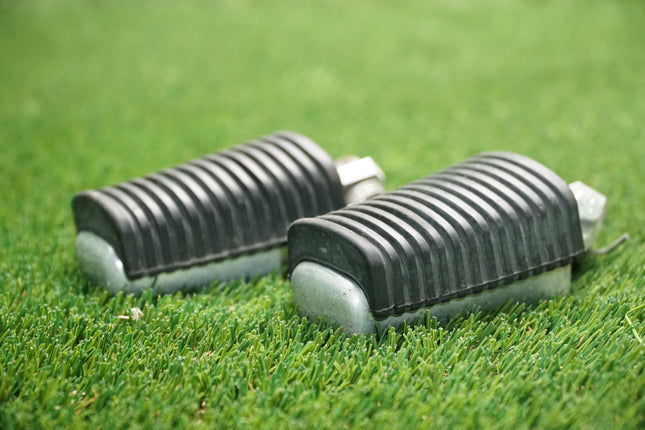 Yamaha VSTAR XVS650 Front Left & Right Footrests OEM Peg Set 1998–2000